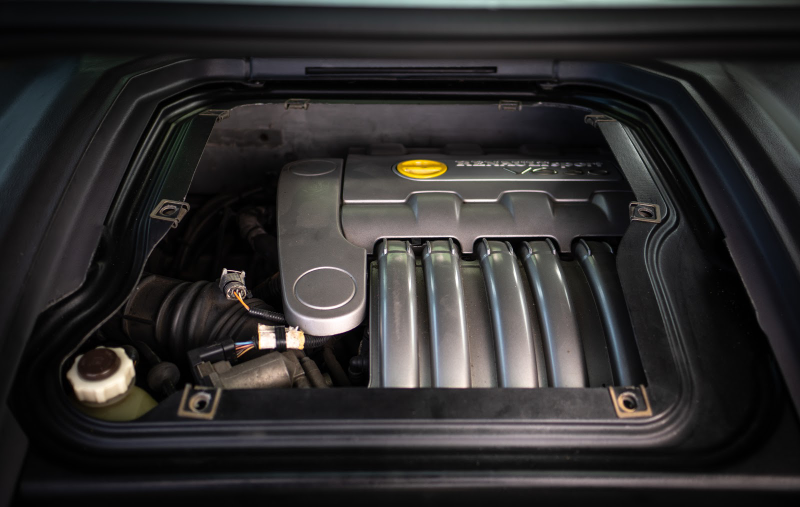Illustration for article titled The Mid-Engine 2001 Renault Sport Clio V6 Is Just As Unreal As You Imagine